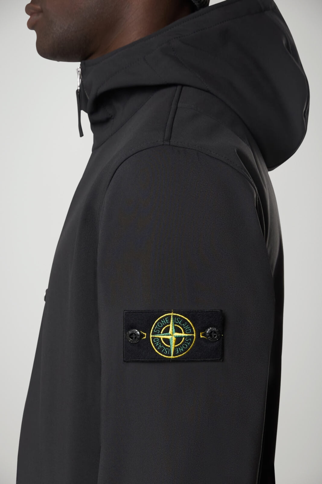 Giubbino da uomo Stone Island in Soft Shell con cappuccio dettaglio