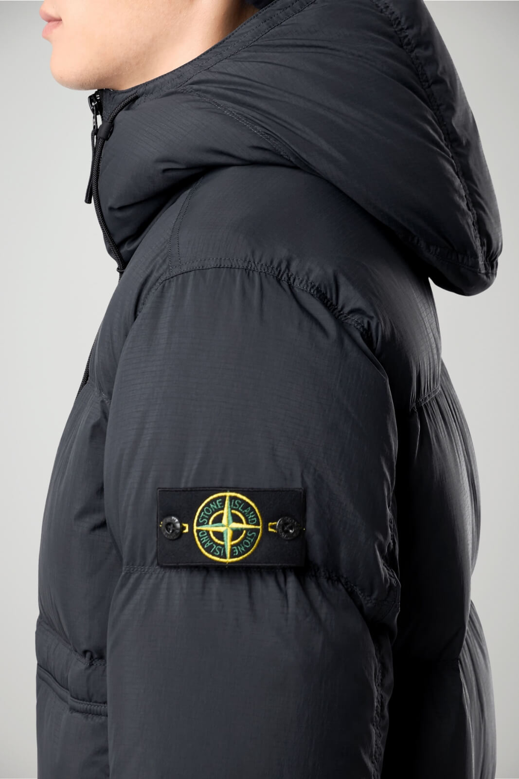 Piumino da uomo Stone Island in ripstop cordura con cappuccio