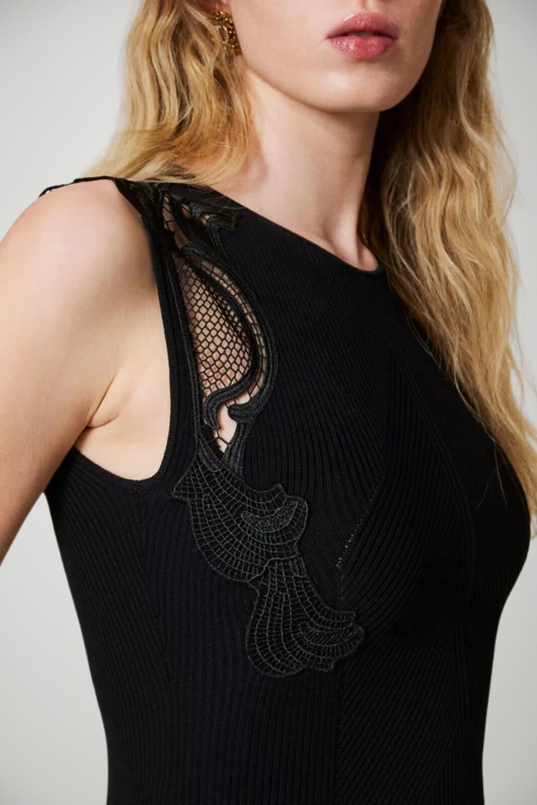 Abito da donna lungo in maglia smanicato con inserti in pizzo macramè