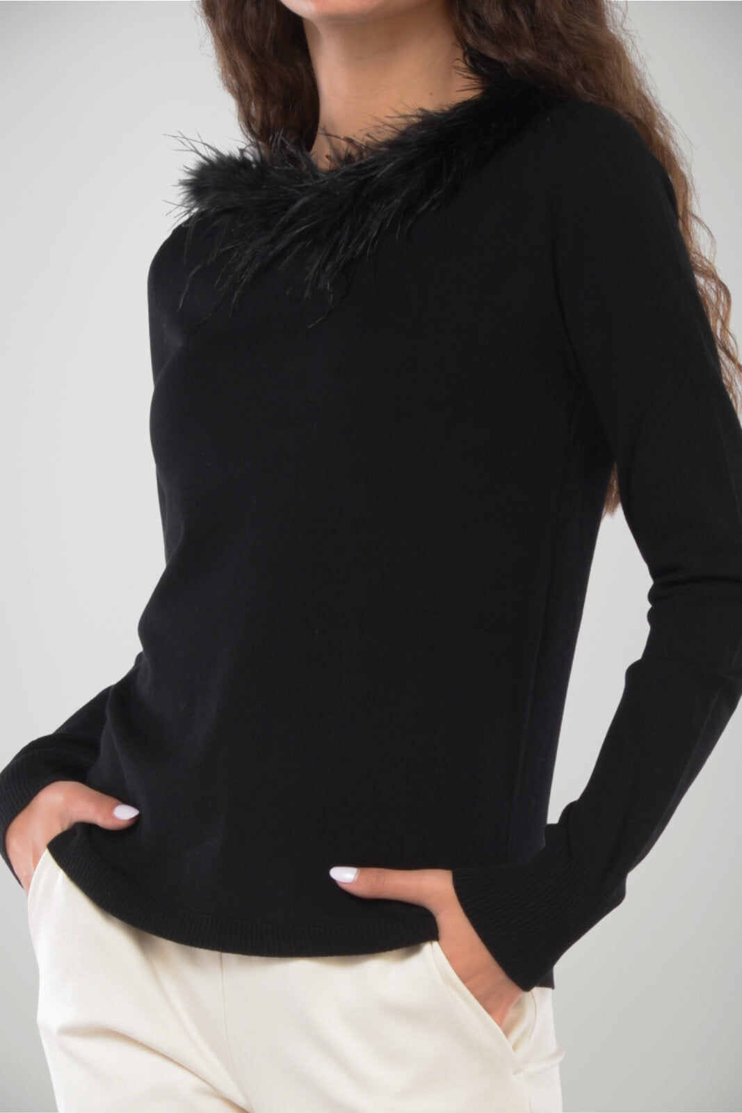 Maglia da donna Twinset con piume al collo 