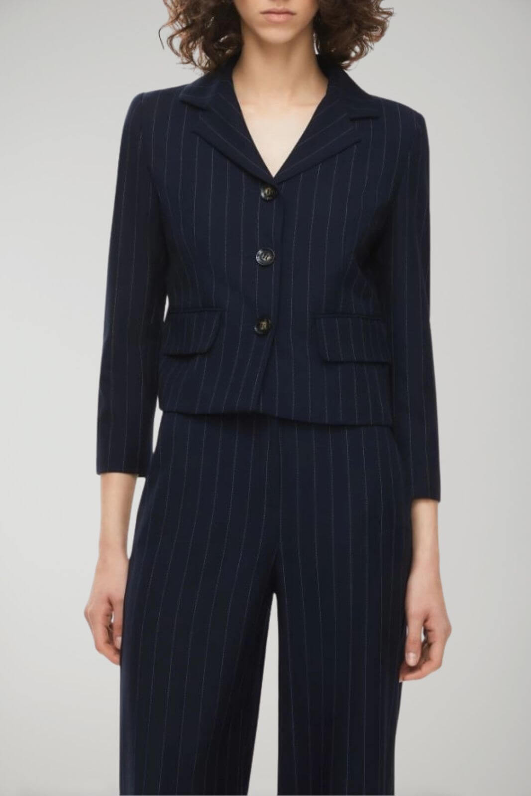 Giacca donna gessata, maniche a tre quarti allacciatura con bottoni, collo rever, doppia tasca sul davanti. Uno stile iconico e senza tempo firmato I Blues.