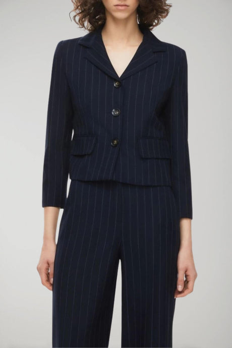 Giacca donna gessata, maniche a tre quarti allacciatura con bottoni, collo rever, doppia tasca sul davanti. Uno stile iconico e senza tempo firmato I Blues.